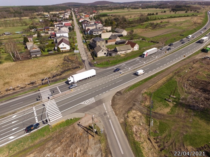 DK1, biegnąca m.in. w pobliżu zbiornika Pogoria w Dąbrowie...