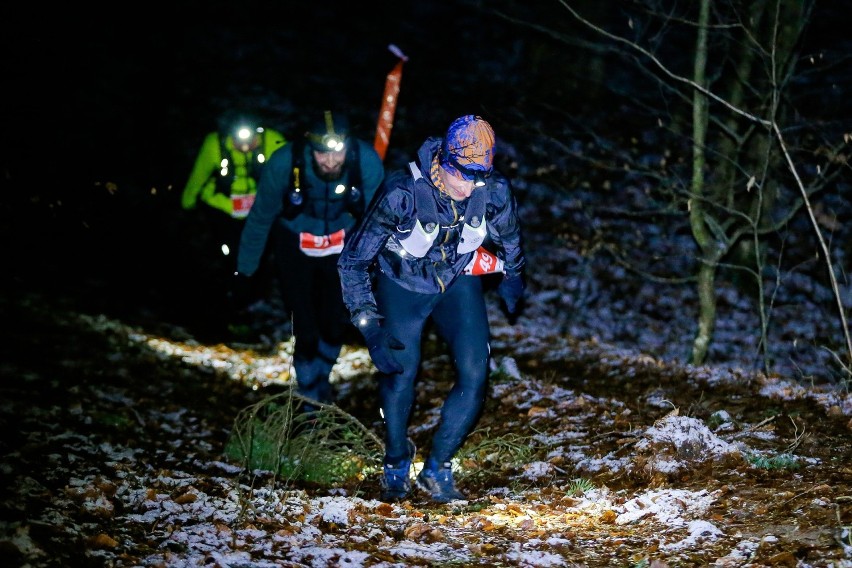 Biegacze na leśnej trasie Garmin Ultra Race Gdańsk 2021