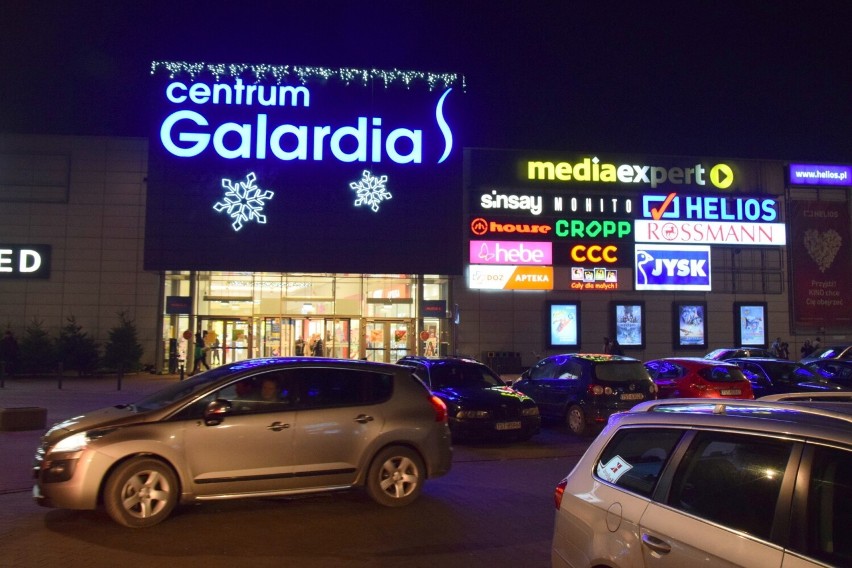 Starachowickie Centrum Galardia już w świątecznej odsłonie. Piękne dekoracje uprzyjemniają robienie zakupów. Zobacz zdjęcia