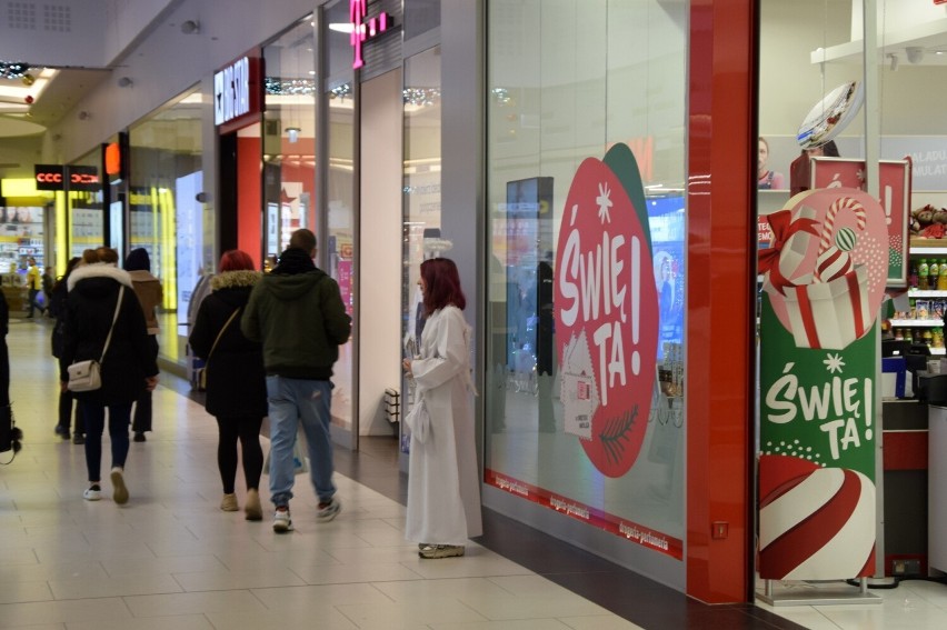 Starachowickie Centrum Galardia już w świątecznej odsłonie. Piękne dekoracje uprzyjemniają robienie zakupów. Zobacz zdjęcia