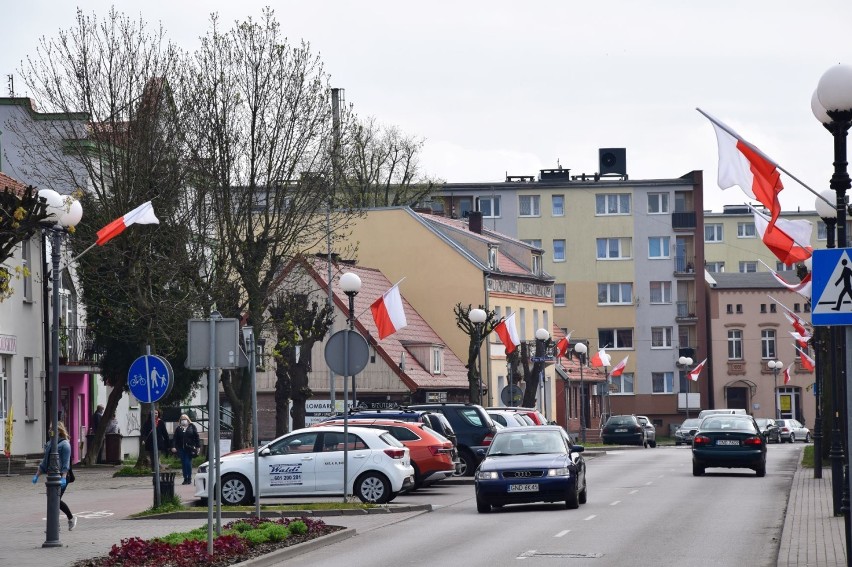 Biało-czerwony Nowy Dwór Gdański. Flagi zawisły w całym mieście