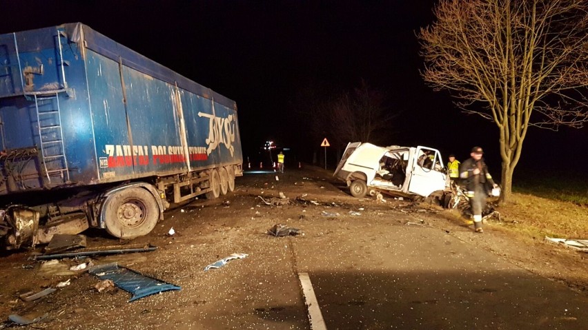 Powiat radomszczański: Śmiertelny wypadek w Szpinalowie. Bus zderzył się z tirem [ZDJĘCIA]