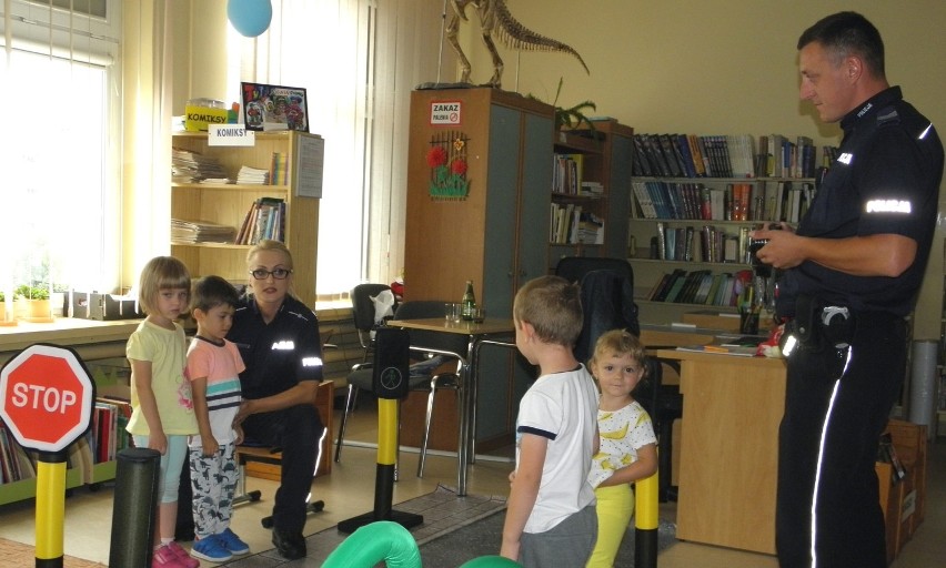 Policja... u przedszkolaków. Bezpieczne wakacje w buskiej bibliotece [ZDJĘCIA]