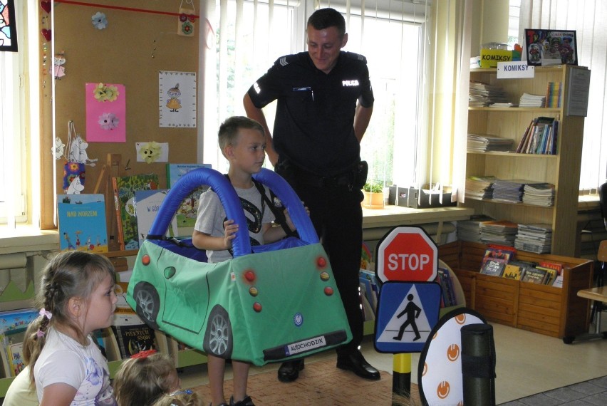 Policja... u przedszkolaków. Bezpieczne wakacje w buskiej bibliotece [ZDJĘCIA]