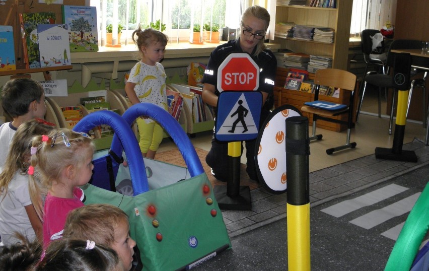 Policja... u przedszkolaków. Bezpieczne wakacje w buskiej bibliotece [ZDJĘCIA]