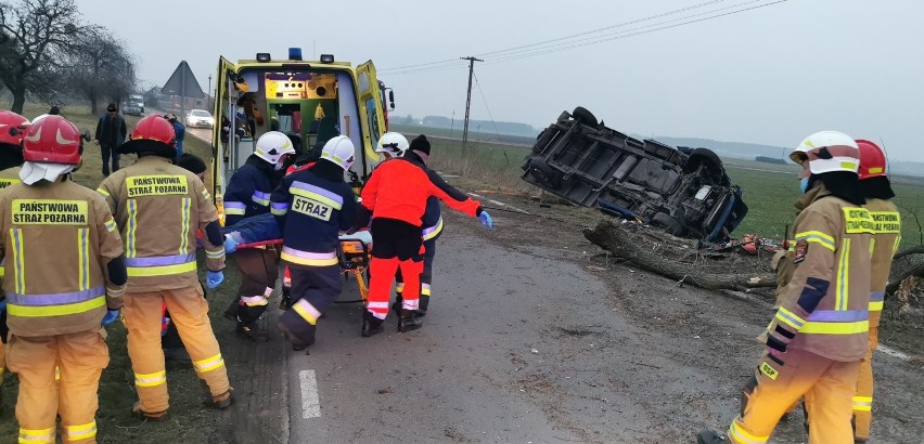 Wypadek w Słuszkowie pod Kaliszem. Bus dachował w rowie. Kierowca był pijany! ZDJĘCIA