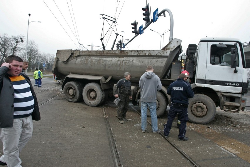 Wypadek przy AOW. Ciężarówka wjechała w tramwaj (ZDJĘCIA)