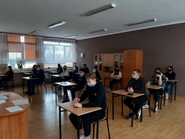 W piątek w liceum imienia Hugona Kołłątaja w Pińczowie odbyła się próbna matura 2021 z języka angielskiego. To trzeci dzień matur próbnych, w środę uczniowie zdawali język polski, w czwartek matematykę. 

>>>Więcej zdjęć na kolejnych slajdach