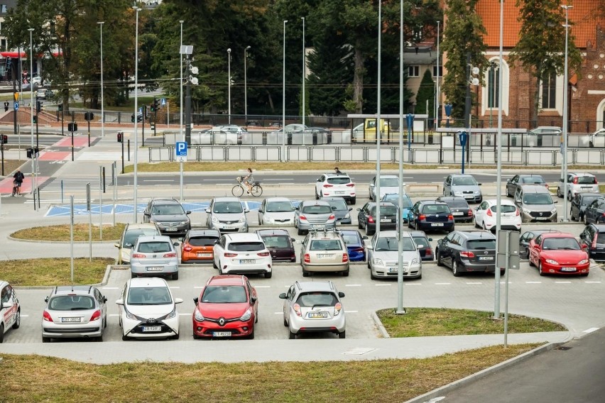 Parking przy rondzie Bernardyńskim jest zawsze wypełniony po...