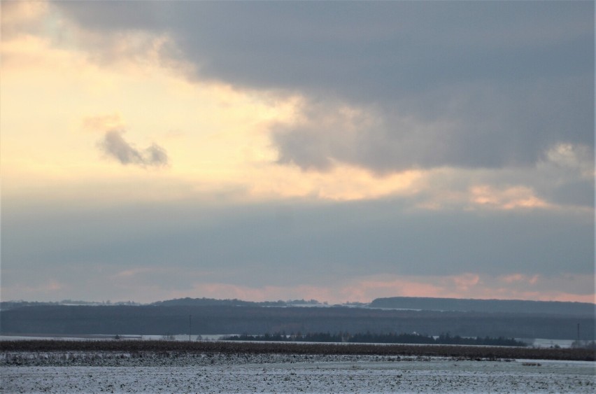 Gdy słońce przedziera się przez chmury. Zimowe krajobrazy na polach gminy Komarów Osada