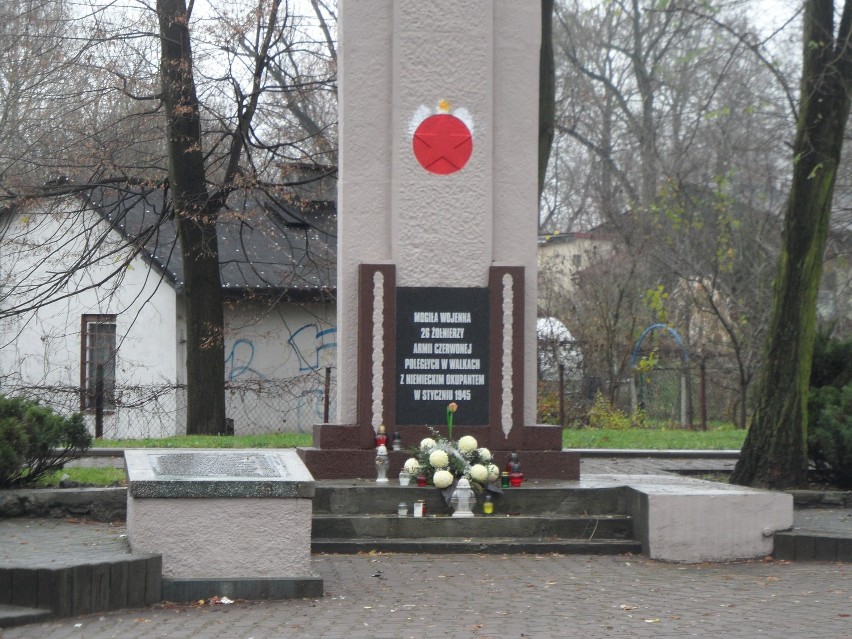 Pomnik w Ostrowach Górniczych znajduje się w miejscu...