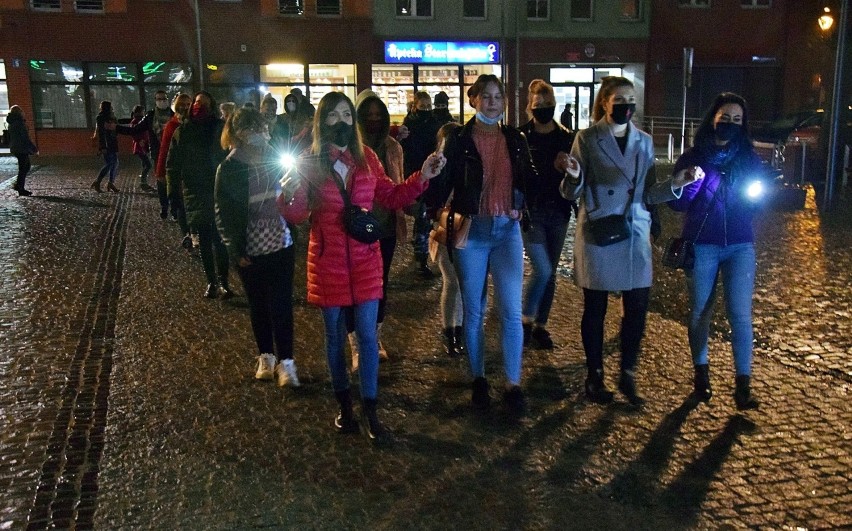 Protest kobiet w Stargardzie. Hymn Polski, Rota i polonez na Rynku Staromiejskim