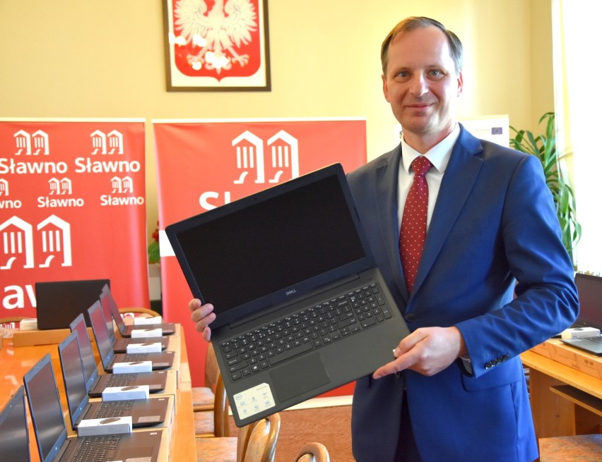 Powiat sławieński: Kolejne laptopy trafiły do uczniów [ZDJĘCIA]