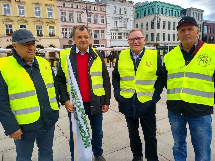Trwa protest rolników w Bydgoszczy. Nie chcą tzw. piątki dla zwierząt, idą do posłów i senatorów [zdjęcia]