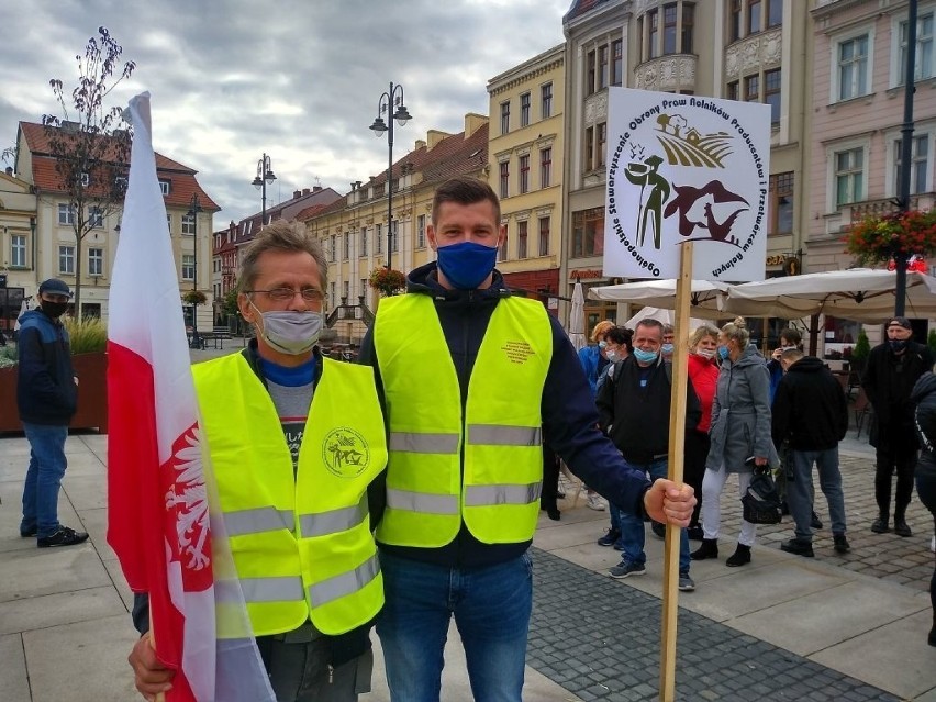 Trwa protest rolników w Bydgoszczy. Nie chcą tzw. piątki dla zwierząt, idą do posłów i senatorów [zdjęcia]