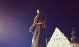 Adam Mickiewicz wspiera środowiska LGBT? W Poznaniu ktoś dekoruje pomniki tęczowymi flagami