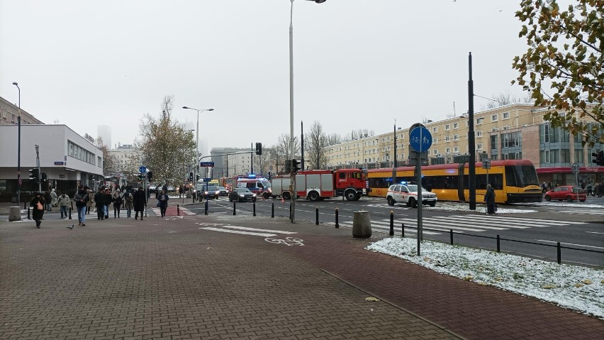 Wypadek w Śródmieściu. Tramwaj zderzył się z autem dostawczym na skrzyżowaniu Jana Pawła II i Nowolipki