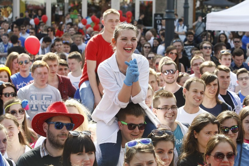 - 12:00 - 14:30 - Pochód Juwenaliowy UŁ
Pochód rozpoczyna...