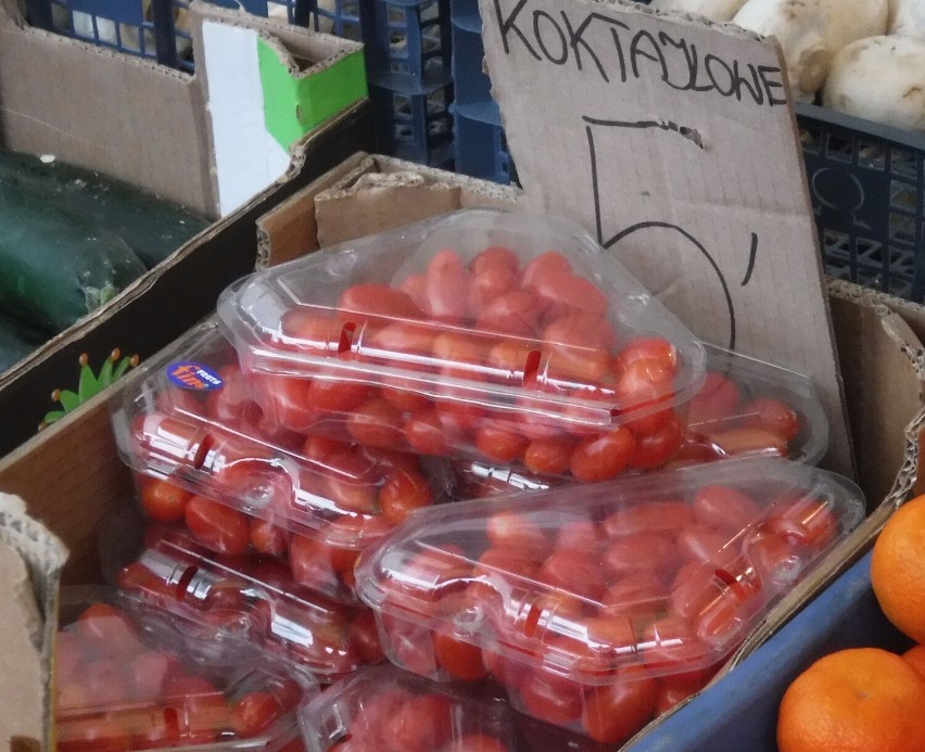 Pomidory koktajlowe 5 złotych za opakowanie