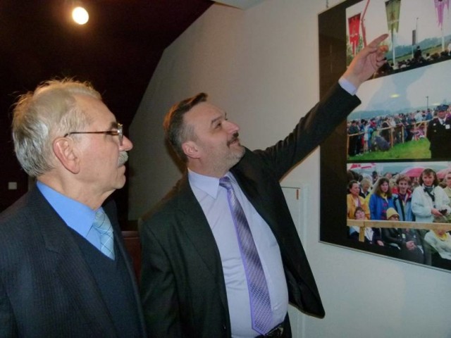 Jan Hołubowicz (z lewej) na spotkaniu będzie promował swoją książkę zawierającą wspomnienia o Janie Pawle II, a Jacek Kucharski prezentował zdjęcia z papieskiej wizyty