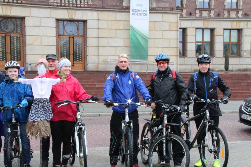 Rowerowe topienie marzanny to już dąbrowska tradycja