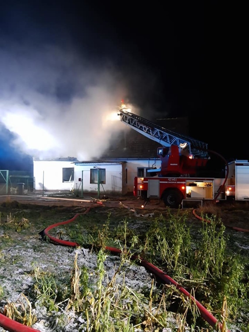 Pożar domu jednorodzinnego w Mnichowie. Ogień objął cały budynek