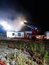 Pożar domu jednorodzinnego w Mnichowie. Ogień objął cały budynek 