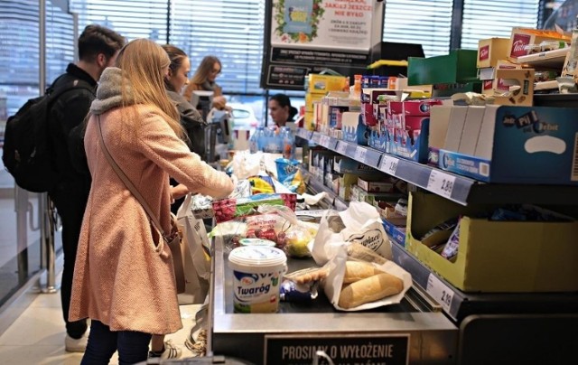 Ze sklepów powinny zniknąć wywieszki informujące, że płatność możliwa jest tylko gotówką. Stroną, która decyduje, czy chce zapłacić gotówką, czy w formie bezgotówkowej, ma teraz być klient.