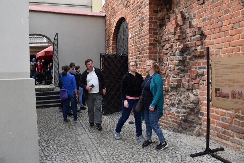 Noc Muzeów w Kaliszu. Kaliszanie zwiedzają ratusz, zabytkowe świątynie i inne miejsca. ZDJĘCIA