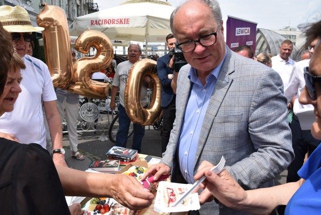 Podczas obchodów 120-lecia nadania Sosnowcowi praw miejskich przedstawiciele partii Lewica pozdrawiali swoich wyborców i rozdawali urodzinowy tort. Zobacz kolejne zdjęcia. Przesuwaj zdjęcia w prawo - naciśnij strzałkę lub przycisk NASTĘPNE