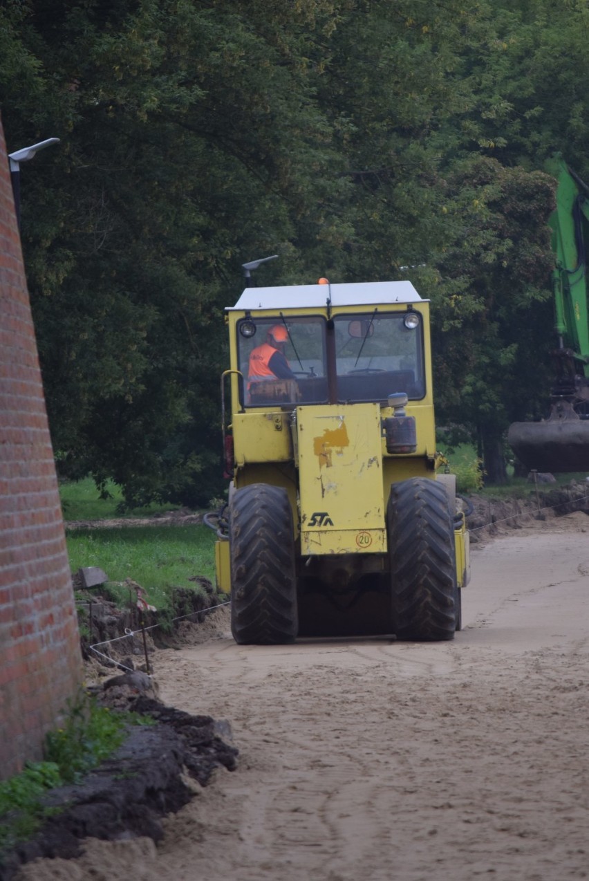 Malbork. Bulwar nad Nogatem zamienił się w długą plażę. Wykonawca spieszy się z realizacją tej ważnej dla miasta inwestycji