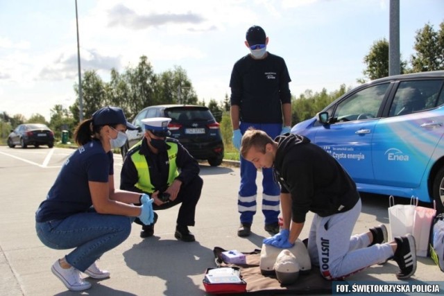 Policjanci ze Staszowa wraz z wolontariuszami Enei Połaniec uczyli jak udzielić pierwszej pomocy