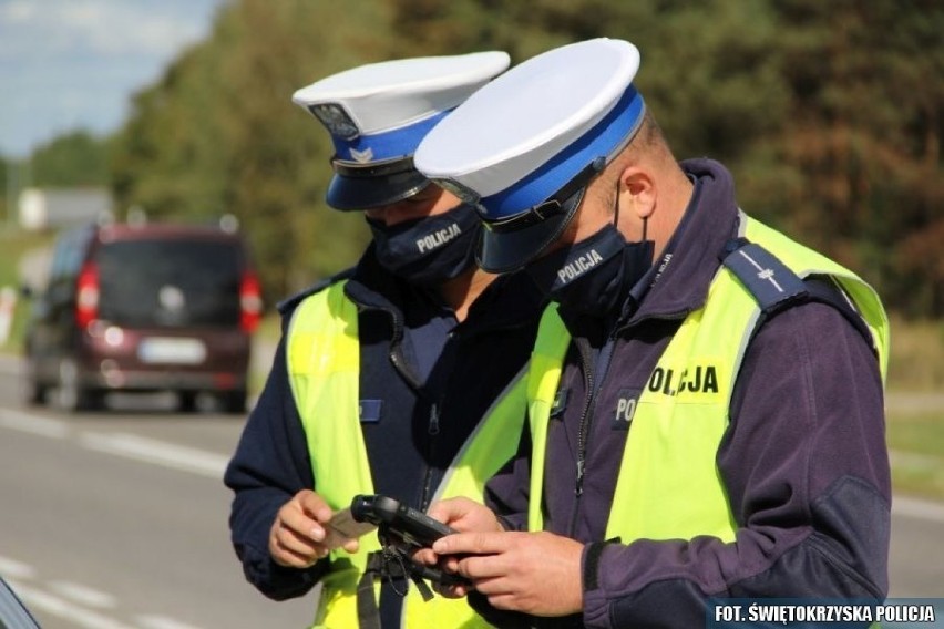 Akcja policjantów ze Staszowa. Uczyli jak zachować się na drodze i udzielić pierwszej pomocy (ZDJĘCIA)