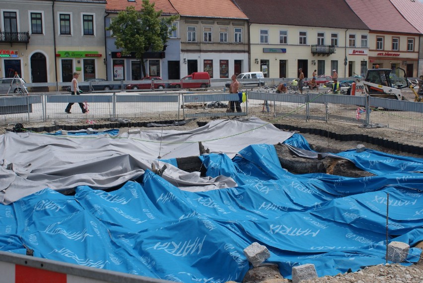 Ślady sieradzkiego ratusza na Rynku odkryte podczas rewitalizacji - ZDJĘCIA