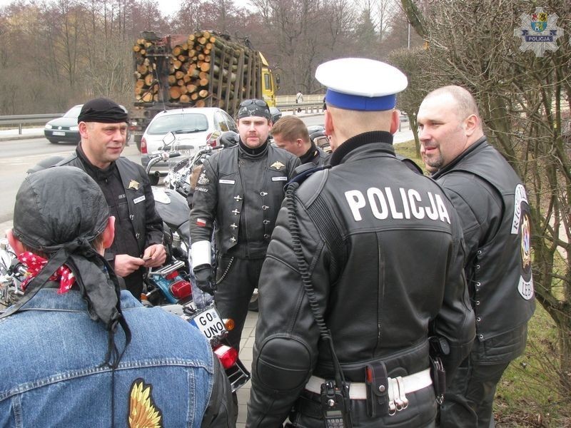 Lębork. Policjanci i motocykliści namawiali do większej ostrożności  na drodze