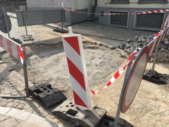 W poniedziałek, 16 września zaczęła się naprawa gigantycznej dziury na skrzyżowaniu ulic Koziej i Orlej, ulica Kozia będzie przejezdna dopiero w przyszłym tygodniu. 

Zobacz kolejne zdjęcia