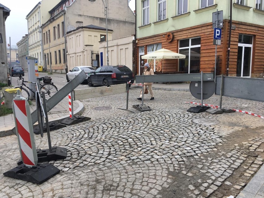 Gigantyczna dziura w centrum Kielc załatana, ale przejazdu jeszcze nie ma   