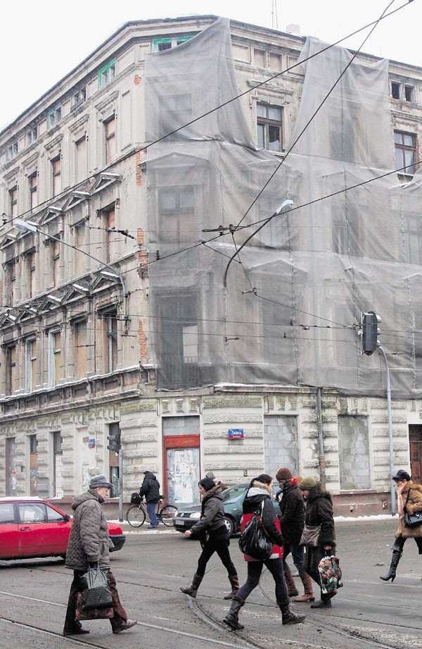 Świecąca pustkami kamienica pochodzi z końca XIX wieku