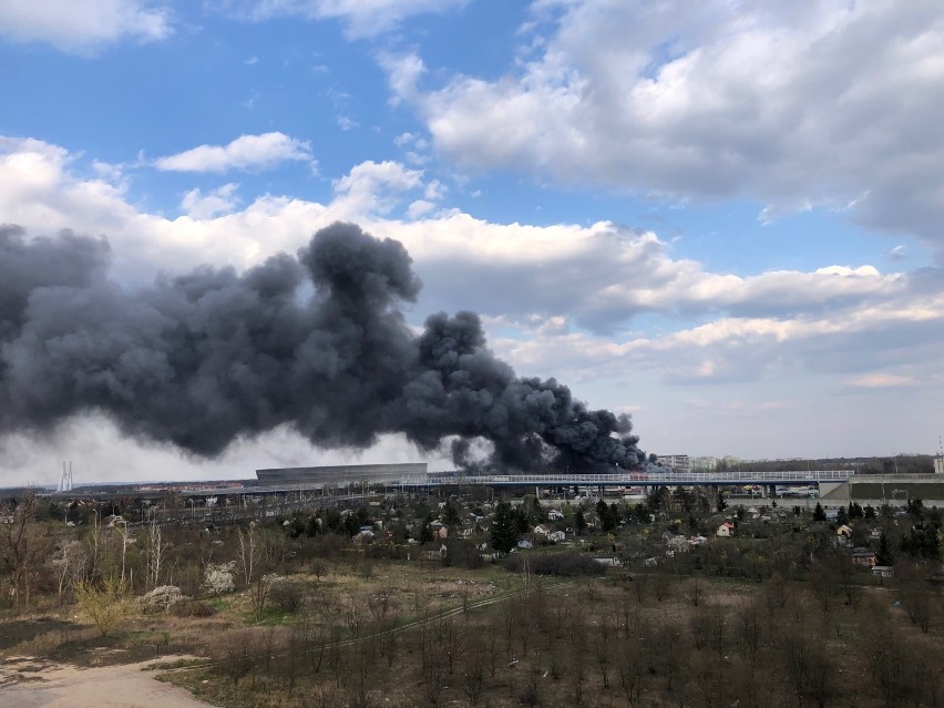 Wielki pożar koło Stadionu Wrocław. Ogień udało się opanować (ZOBACZ ZDJĘCIA)