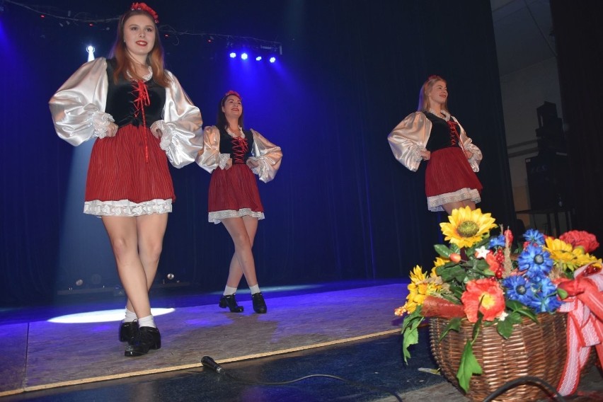 Kolorowy festiwal "Tańczyć z MiM-em 2019" w Starachowicach oczarował publiczność. Ponad 300 osób na scenie [ZDJĘCIA]