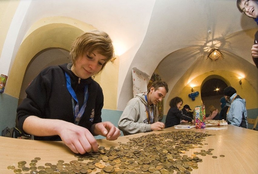 WOŚP: w Wałbrzychu trwa liczenie pieniędzy (zdjęcia)
