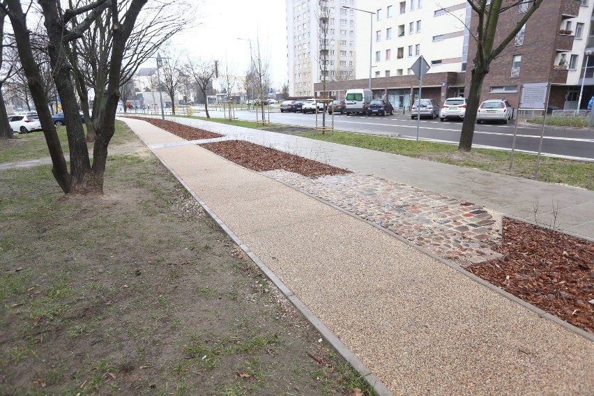 Przedwojenny bruk na Targówku wygrał z asfaltem. ''Kocie łby'' zostały wkomponowane w krajobraz okolicy [ZDJĘCIA]