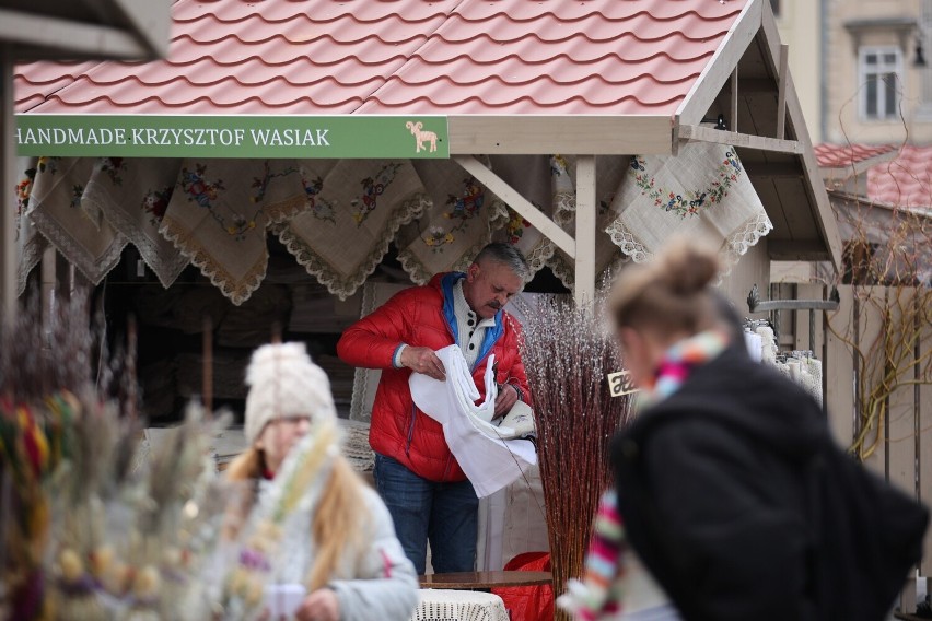 Jarmark wielkanocny 2023 w Krakowie już się rozpoczął. Na Rynku Głównym stanęły aż 82 kioski