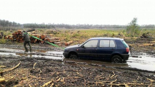 -&nbsp;Czasem trzeba sobie jakoś radzić. Taki off road mamy czasami na co dzień - zdradzają leśnicy z Nadleśnictwa w Antoninie