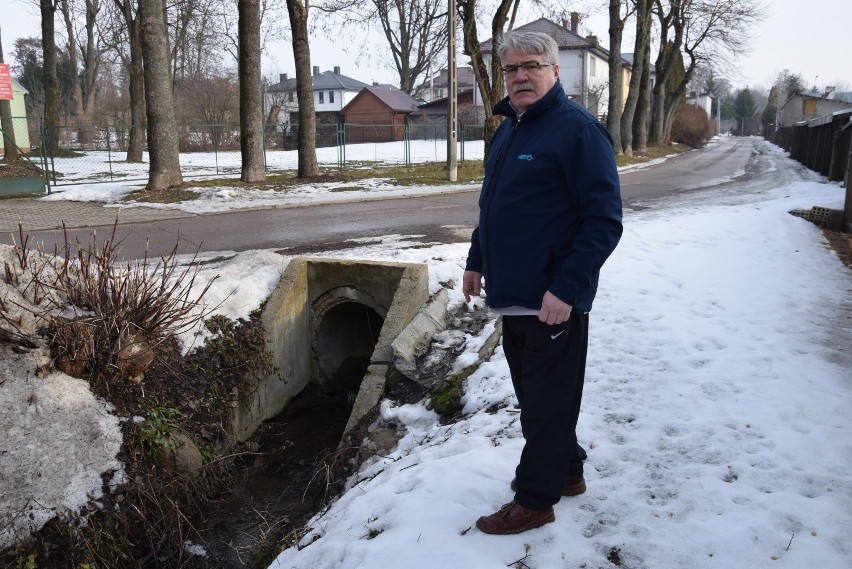 Andrzej Dowgiert przez ten kanał, który zalewa mu piwnicę,...