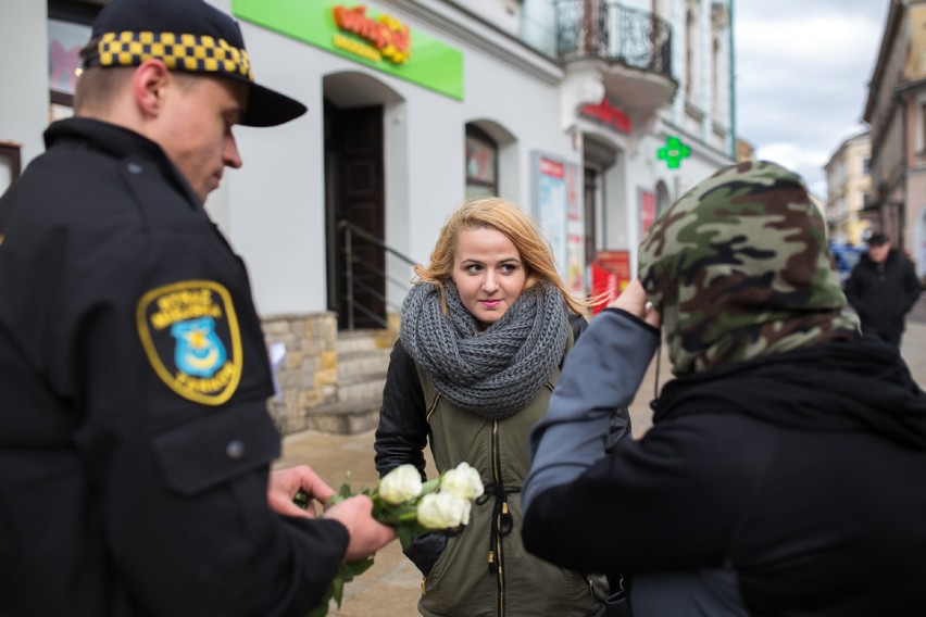Tarnów. Akcja Biała Wstążka, kwiaty dla kobiet od strażników miejskich [ZDJĘCIA]