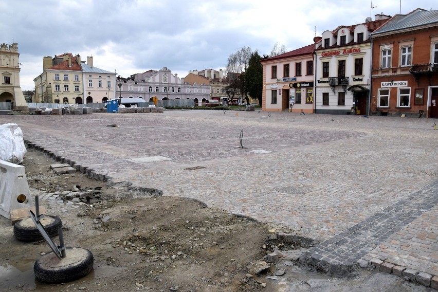 Remont płyty Rynku w Jarosławiu. Fragment Rynku został otwarty dla pieszych [FOTO]