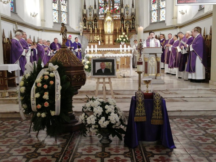 W Ełku odbył się pogrzeb śp. księdza Zygmunta Sędziaka, który zmarł z powodu COVID-19. Pracował też w Suwałkach, Bakałarzewie i Sejnach