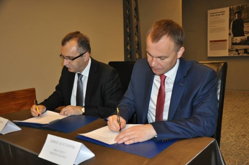 Umowę o współpracy podpisali Dawid Kostempski, prezydent...