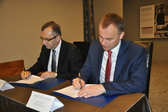 Umowę o współpracy podpisali Dawid Kostempski, prezydent Świętochłowic i Gabriel Tobor, burmistrz Radzionkowa
